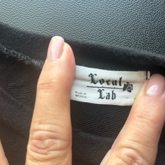 Women’s Local Lab Black Distressed T-Shirt Medium – Pink Rose Floral Appliqué Gr - Picture 4 of 6